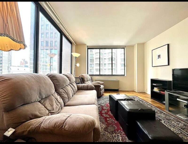 62 W 62nd St in New York, NY - Building Photo