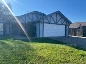 300 Kendrick Ln in Vacaville, CA - Building Photo