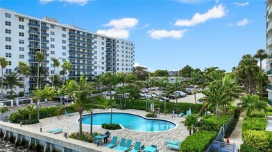 7525 E Treasure Dr in North Bay Village, FL - Building Photo - Building Photo