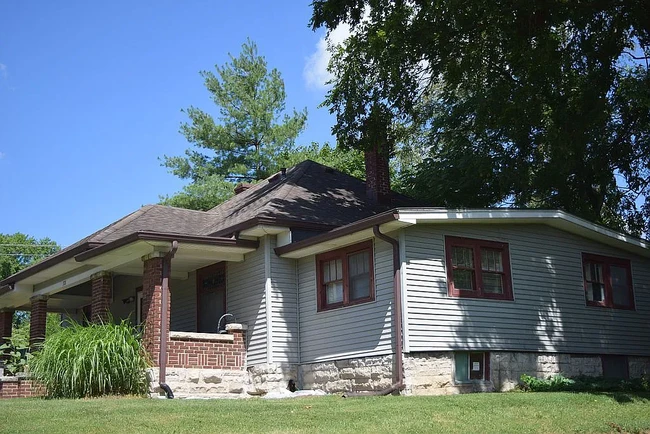 328 W 15th St, Unit 2 in Bloomington, IN - Foto de edificio - Building Photo