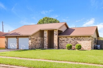 5939 Ollia Cir in Pasadena, TX - Foto de edificio - Building Photo