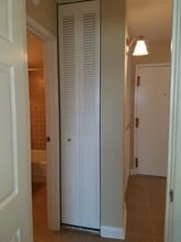 580 Lawrence Ave, Unit 113 in Roselle, IL - Foto de edificio - Building Photo