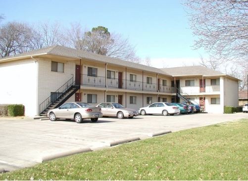 1700 W Hickory St in Denton, TX - Building Photo