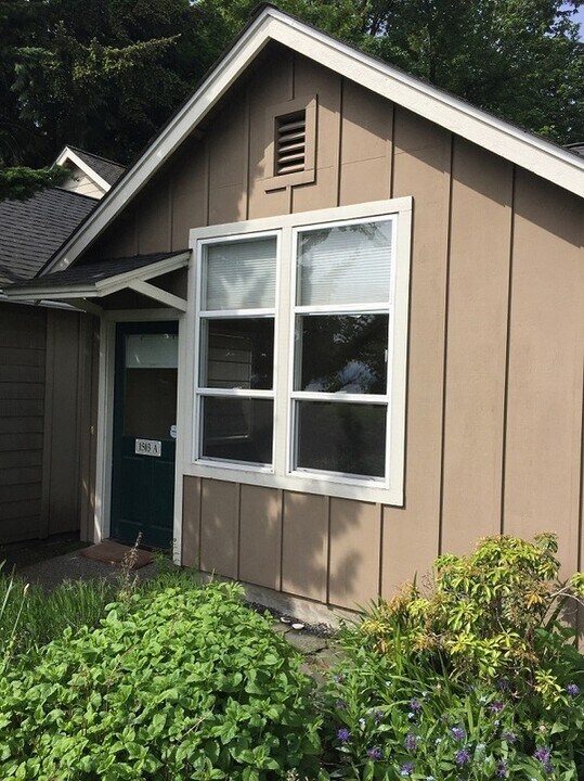 1503 Lake Washington Blvd in Seattle, WA - Building Photo