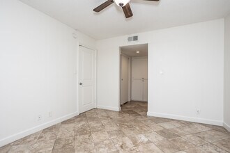 Amberwood Apartments in Buena Park, CA - Foto de edificio - Interior Photo