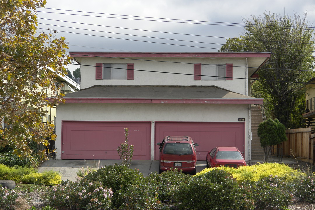 9878 Bancroft Ave in Oakland, CA - Foto de edificio