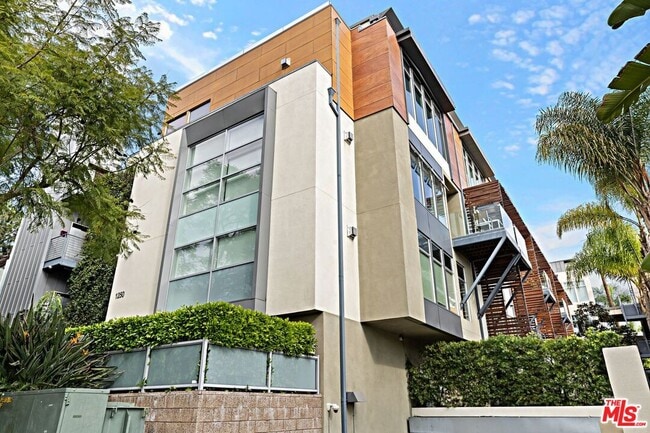 property at 1250 N Harper Ave