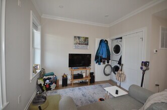 18 Mount Hood Rd, Unit 4 in Boston, MA - Building Photo - Building Photo