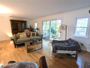 14 E Carriage Dr in Chagrin Falls, OH - Foto de edificio - Building Photo