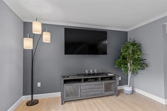 2 Meadow Ln in Saratoga Springs, NY - Foto de edificio - Building Photo