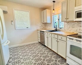 142 Broad St, Unit 402 in Norwich, CT - Building Photo - Building Photo