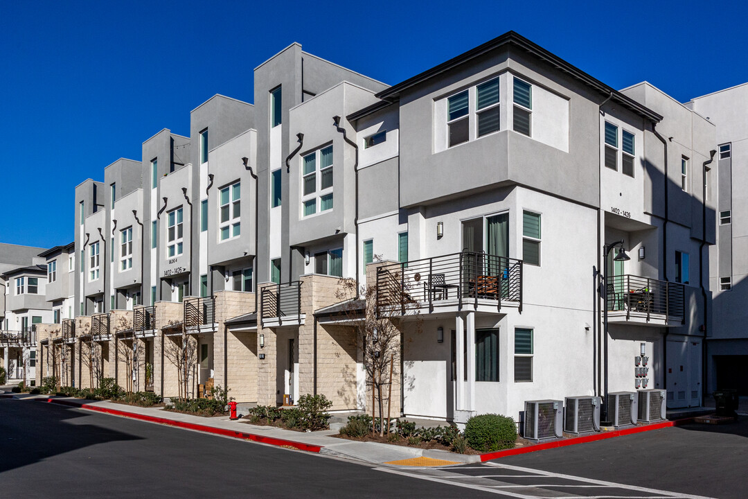 100 West in Anaheim, CA - Building Photo