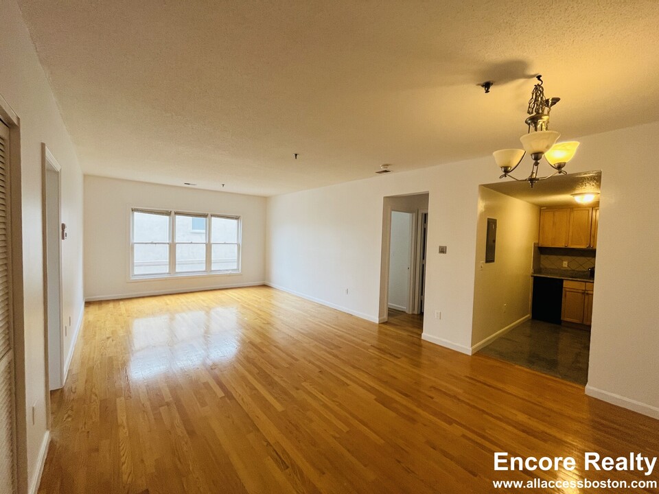 2456 Massachusetts Ave, Unit 303 in Cambridge, MA - Building Photo