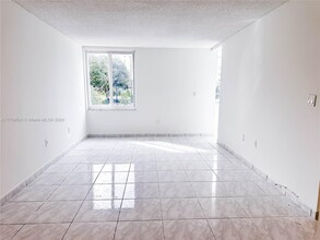 250 180th Dr in Sunny Isles Beach, FL - Building Photo - Building Photo