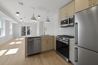 22 Paris St, Unit 3 in Boston, MA - Foto de edificio - Building Photo