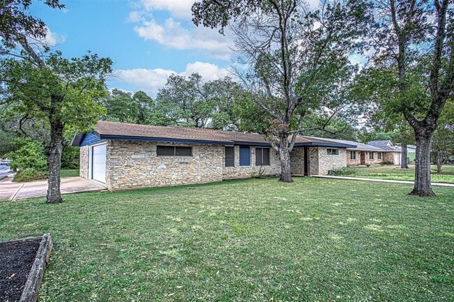 2001 Oakglen Dr in Austin, TX - Building Photo - Building Photo