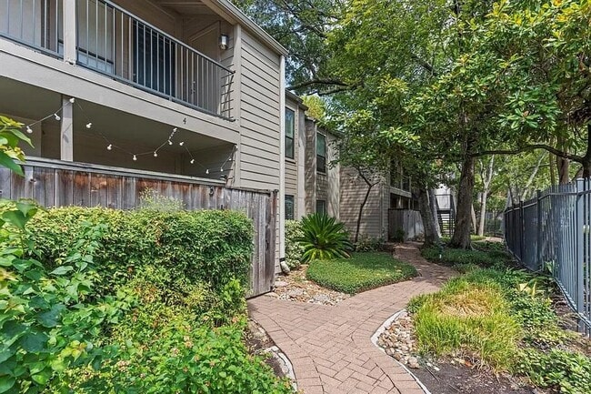 1100 Augusta Dr in Houston, TX - Foto de edificio - Building Photo