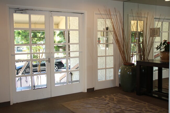 9061 Keith Ave, Unit 302 in West Hollywood, CA - Building Photo - Building Photo