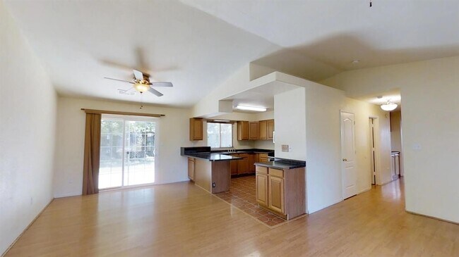 600 Hazelhurst Way in Coalinga, CA - Foto de edificio - Building Photo