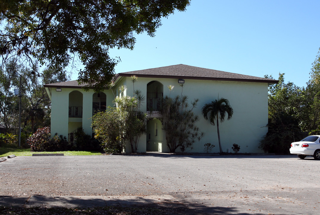 1928 Grace Ave in Ft. Myers, FL - Foto de edificio