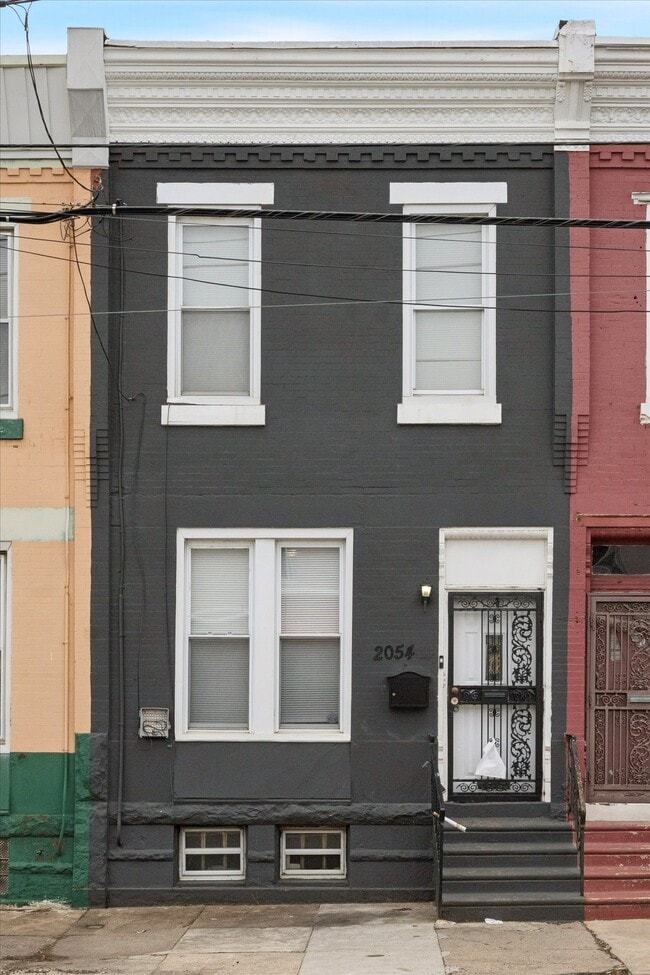 2054 W Glenwood Ave in Philadelphia, PA - Building Photo - Building Photo