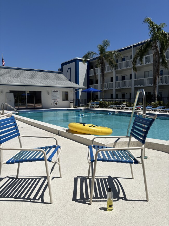 350 79th Ave N, Unit 122 in St. Petersburg, FL - Foto de edificio - Building Photo