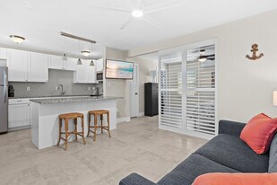 14212 E Parsley Dr, Unit 2 in Madeira Beach, FL - Building Photo