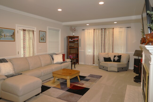 3059 Bellevue Way NE, Unit BELLEVUE WAY NE HOME 5 Bd