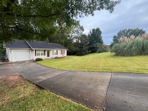438 Old Colony Rd in Anderson, SC - Foto de edificio - Building Photo