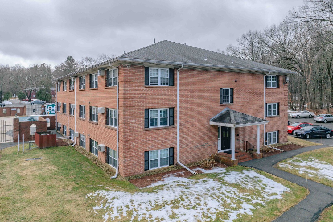 Meenmore Condominiums in Boxborough, MA - Building Photo