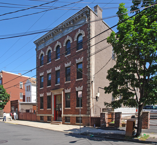 100-102 Warwick St in Newark, NJ - Building Photo - Building Photo