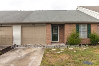 385 Hawthorne Oaks Way in Powell, TN - Building Photo - Building Photo