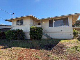 1321 Hookano St in Pearl City, HI - Building Photo