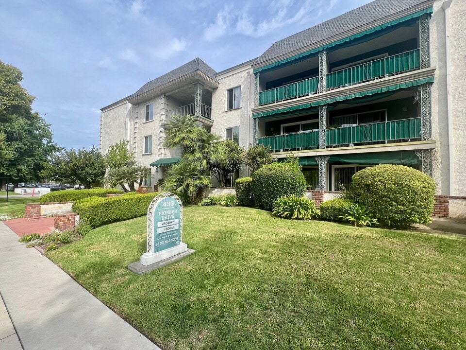Pioneer Place Apartments in Glendale, CA - Foto de edificio