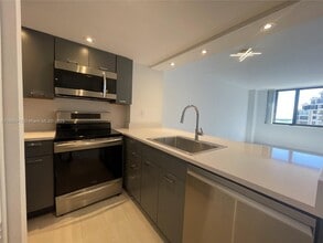 540 Brickell Key Dr in Miami, FL - Building Photo - Building Photo