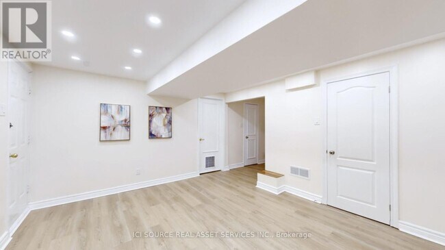 6 Queenscourt Dr in Toronto, ON - Building Photo - Building Photo