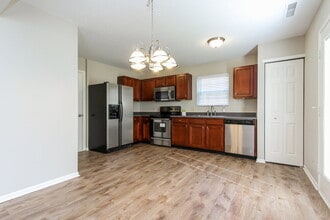 1796 Feather Reed Ln in Greenwood, IN - Foto de edificio - Building Photo