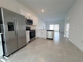 2946 Skyline Lp in Kissimmee, FL - Foto de edificio - Building Photo