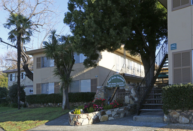 Royal Garden Apartments in San Jose, CA - Building Photo - Building Photo