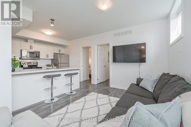property at 898b Gzowski St