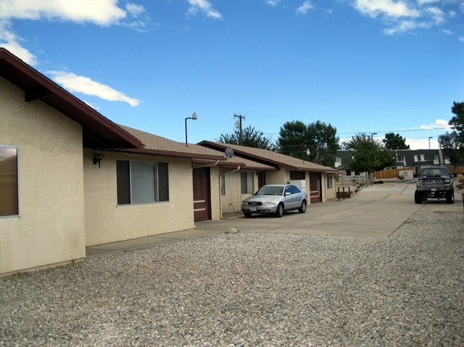 Triplex in Yucca Valley, CA - Building Photo - Building Photo