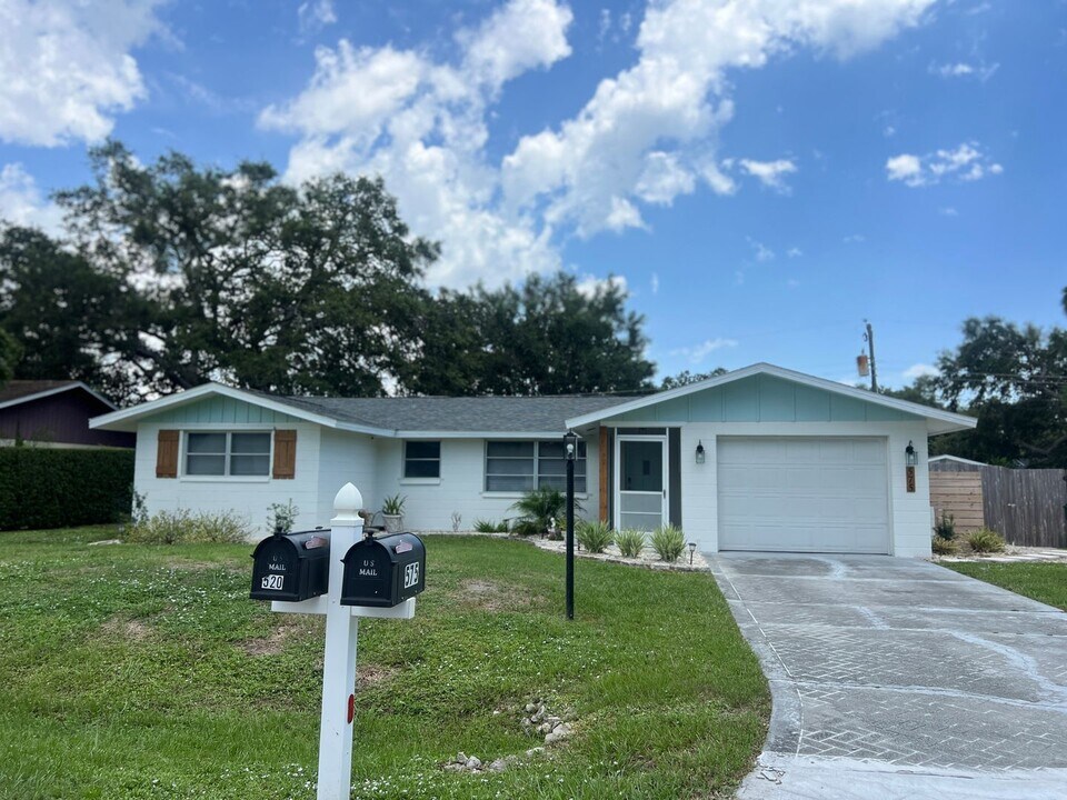 575 Randolph Rd in Venice, FL - Building Photo