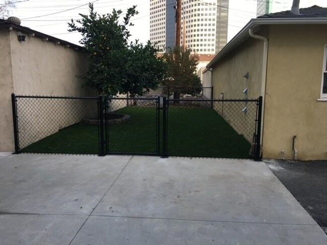 132 N Maple in Burbank, CA - Building Photo - Building Photo
