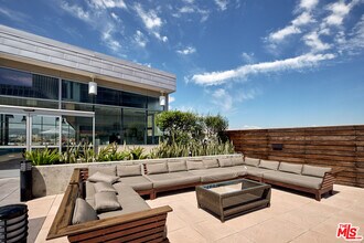 3785 Wilshire Blvd in Los Angeles, CA - Foto de edificio - Building Photo