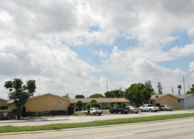 7650 Pembroke Rd in Miramar, FL - Building Photo - Building Photo