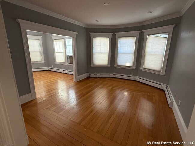 138 Middlesex Rd, Unit 1 in Chestnut Hill, MA - Foto de edificio - Building Photo