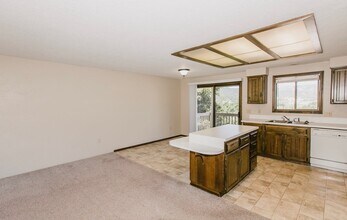 2056 Linnell Ave in Roseburg, OR - Building Photo - Building Photo