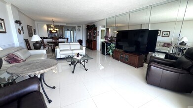 328 N Ocean Blvd, Unit 706 in Pompano Beach, FL - Building Photo - Building Photo