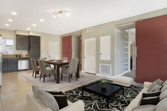 13045 Pacific Promenade, Unit 304 in Los Angeles, CA - Foto de edificio - Building Photo