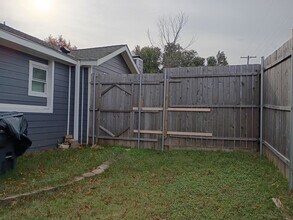 Room in House on W Brooklyn Ave in Dallas, TX - Building Photo - Building Photo